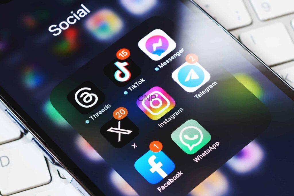 كيف يلبّي المراهقون احتياجاتهم المختلفة عبر كل المنصات