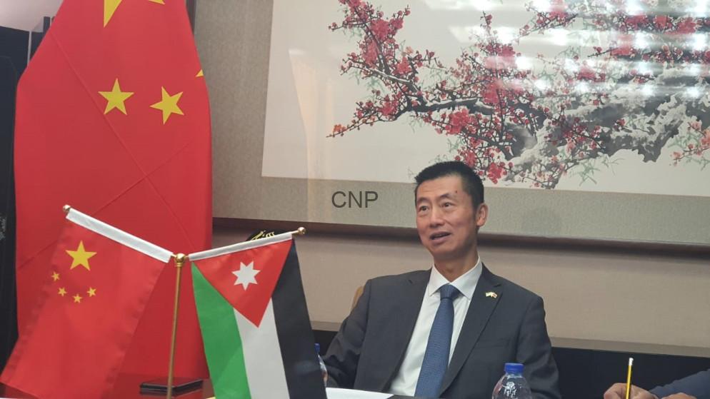 6a0999ed6db32 - Center News Network Man in a suit sits at a conference table with the Chinese flag and Jordan flag displayed near him during a formal meeting, backdrop shows art and 'CNP' text.